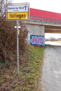An der Brücke in Richtung Hausen vor Wald haben sich die Graffiti-Sprayer vor einiger Zeit verewigt. Die Schriftzeichen sind auch an mehreren anderen Ecken in Hüfingen zu entdecken. Foto: Valke
