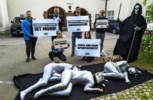 Peta demonstrierte vor dem Gerichtsgebäude. Foto: Thomas Fritsch