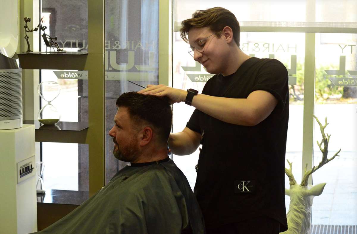 Kunde Alexander Nepmann freut sich, dass ihm Luis Wälde, einer der jüngsten Friseurmeister in Deutschland,  einen attraktiven Haarschnitt verpasst. Foto: Schwark