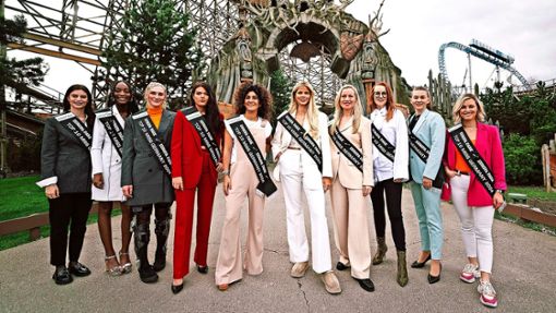 Die zehn Finalistinnen vor der Holzachterbahn „Wodan“ im Europa-Park Foto: Miss Germany