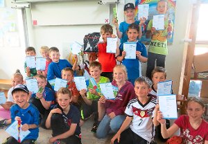 Für ihre Erfolge bei dem Känguru-Wettbewerb erhielten die Grundschüler Urkunden. Foto: Schule Foto: Schwarzwälder-Bote
