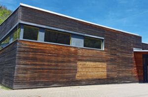 An der Holzfassade der Neckarhalle wurde das Graffito bereits entfernt. Foto: Günther