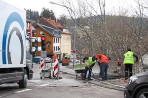 Voll im Gange sind die Arbeiten in der Triberger Straße. Eine Ampel regelt derweil den Verkehr. Foto: Börsig-Kienzler Foto: Schwarzwälder Bote