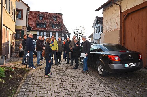 Die Gemeinderäte informieren sich über aktuelle Themen in Empfingen.  Foto: Baiker