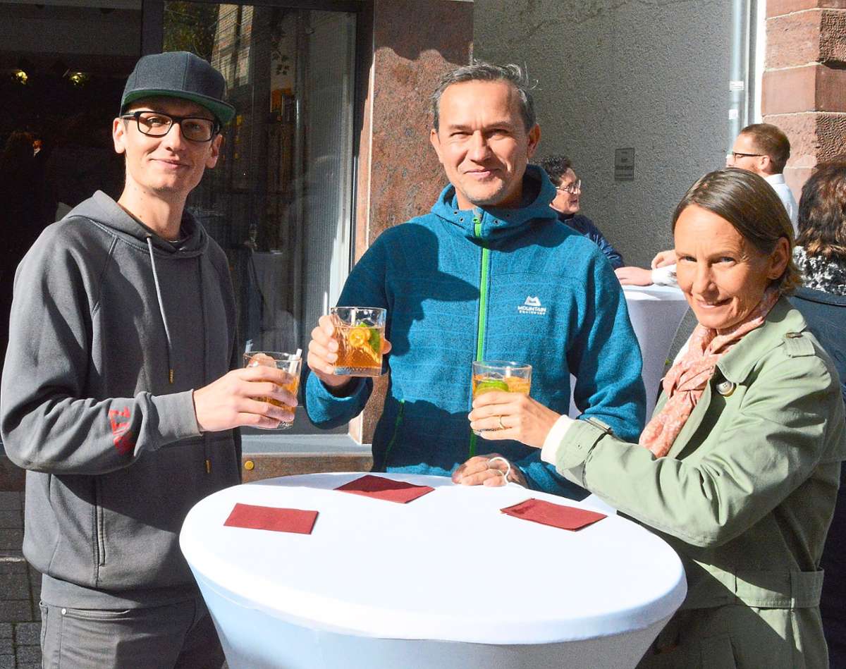 Jannec Laabs, Georg Stefanovic und Ute Laabs freuen sich während Lust auf Schramberg vor dem neu eröffneten All-in-Store über die Sonne und ein leckeres Getränk. Foto: Fotos: Herzog