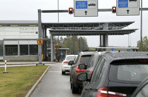 Autofahrer warten am Grenzübergang Vaalimaa für eine Einreise nach Finnland. Foto: IMAGO/Lehtikuva/IMAGO/Jussi Nukari