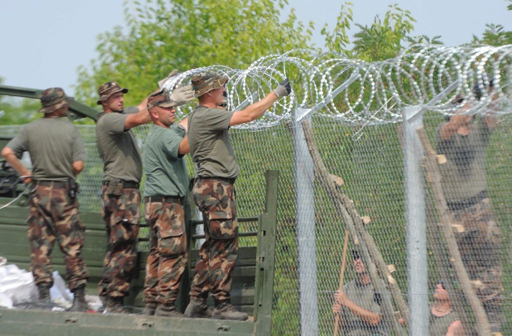Mit einem vier Meter hohen Zaun will Ungarn Flüchtlinge aus Serbien von der Einreise abhalten. Quelle: Unbekannt