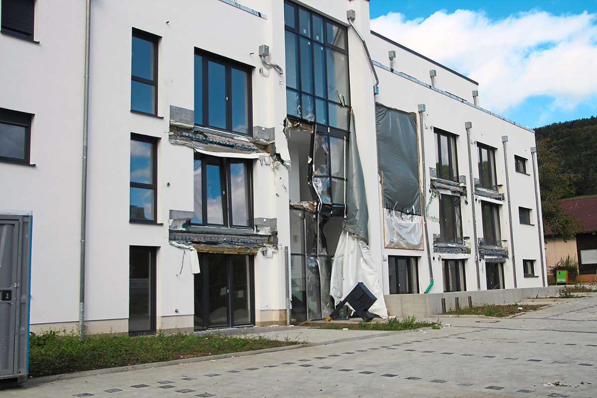 Die Vogtgasse 8 zwei Monate nach dem Baggerangriff: Die Balkone an der Fassade zur Vogtgasse sind zurückgebaut, die Glasfassade muss noch erneuert werden. Foto: Lutz