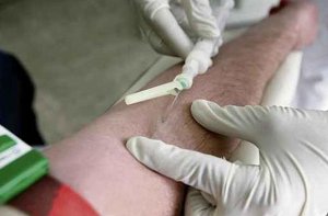 Eine Arzthelferin nimmt einem Patienten Blut für einen HIV-Test ab. Foto: Warmuth