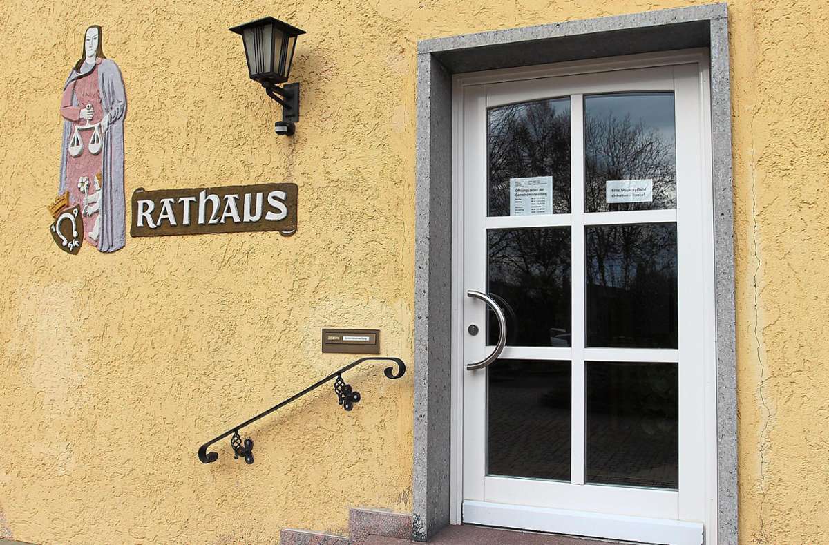 Dem Briefkasten am Rathaus in Grömbach kommt noch einmal eine zentrale Rolle zu. Bis Mittwoch, 15. Dezember, 18 Uhr, können Kandidaten für den zweiten Wahlgang hier ihre Unterlagen einwerfen. Foto: Sannert