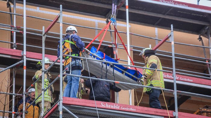 Arbeitsunfall: Feuerwehr muss Handwerker retten