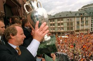 Der größte Triumph für Berti Vogts als Trainer - am 1. Juli 1996 zeigt der damalige Bundestrainer den Fans auf dem Balkon des Frankfurter Römers den Pokal: Deutschland ist Europameister. Es ist übrigens der letzte große Titel sowohl für die Nationalelf als auch für Vogts. Foto: dpa