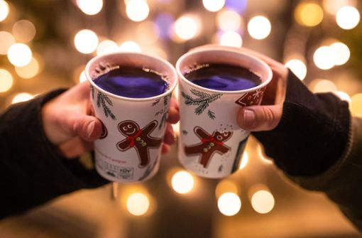 Auch Glühwein darf in diesem Jahr auf den Weihnachtsmärkten getrunken werden – unter Auflagen. (Symbolbild) Foto: dpa/Christoph Schmidt