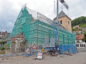 Die Marienkirche an der Walke in Oberwolfach ist zur Zeit grün »eingenetzt«.  Foto: Haas