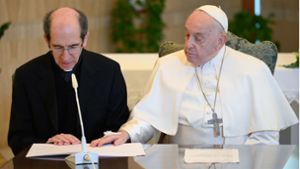 Papst Franziskus (rechts) ist offensichtlich schwerer erkrankt als bisher angenommen. Foto: Vatican Media/Romano Siciliani/K/Vatican Media