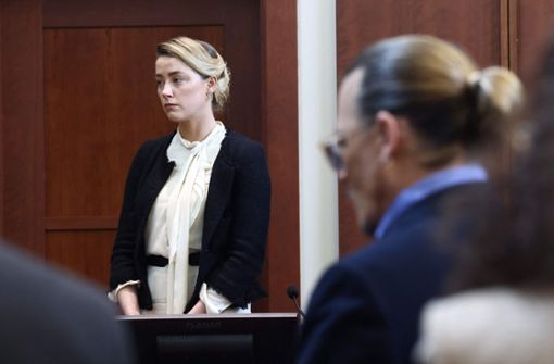 Trauriges Ende einer Hollywoodehe: Amber Heard und Johnny Depp stehen sich vor Gericht gegenüber. Foto: AFP/JIM LO SCALZO