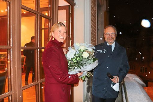 Gustav Betzler überreicht der neuen Bürgermeisterin Susanne Irion auf dem Rathaus-Balkon einen Blumenstrauß. Foto: Schütz