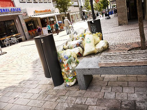 Die Fußgängerzone ist an vielen Stellen Müllablageplatz – oft schon Tage vor der Abholung der Gelben Säcke. Foto: Eyrich