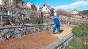 Trotz Krise gibt es  genug Arbeit für den Bauhof in Gütenbach. Friedhofswärter Bernd Emmler verschönert die Anlage und bereitet eine Blumenwiese vor. Foto: Schwarzwälder Bote
