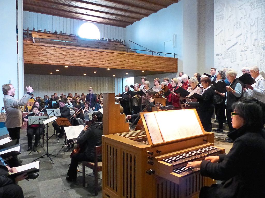 Einen guten Eindruck hinterlassen Chor, Orchester und Solisten unter Leitung von Christof Wünsch (links). Fotos: Kouba