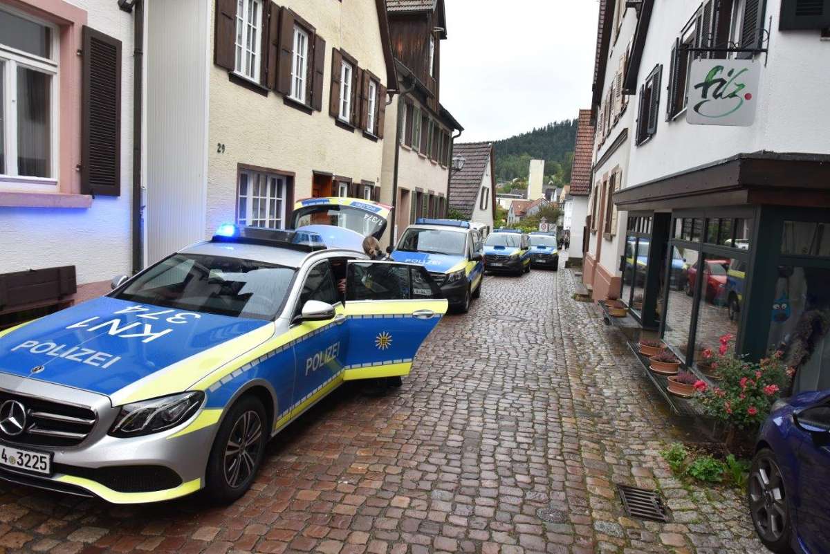 Insgesamt vier Polizeieinsatzfahrzeuge waren in Schiltach vor Ort.