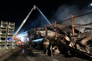 Bei dem Brand in Horb stürzte Produktionshalle der Firma ein. Foto: Feuerwehr Horb a. N.