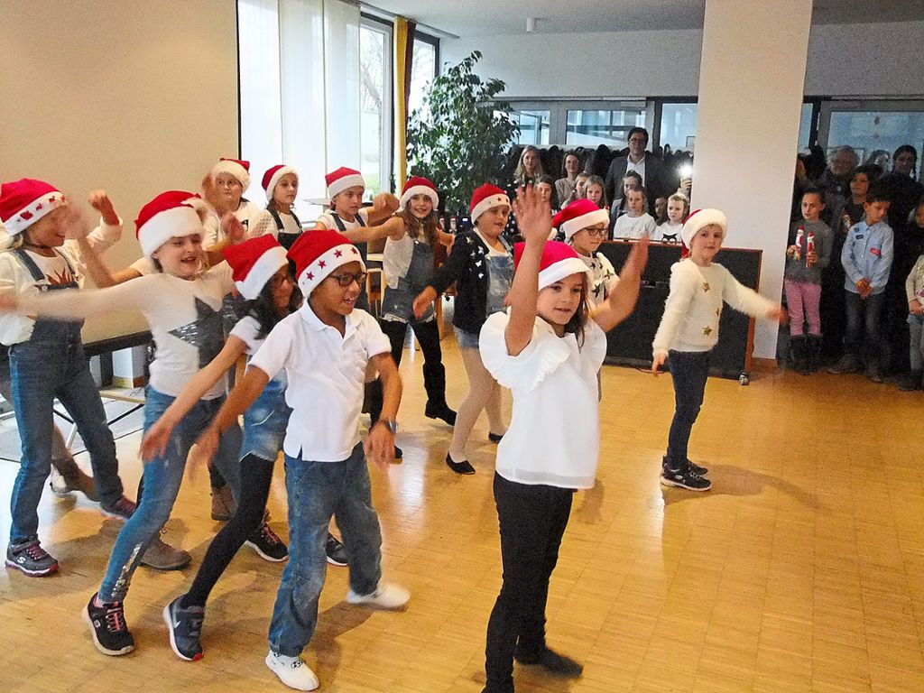 Eine fröhliche Gruppe aus Grundschülern erfreute die Senioren an diesem Nachmittag mit einem Weihnachtsmännerballett.  Foto: Merz Foto: Schwarzwälder Bote