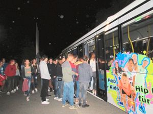 Jugendliche stehen vor dem Bus Schlange.  Foto: Reinauer