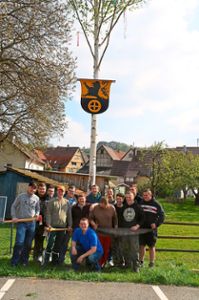 Mitglieder der Bauwagen-Treffs errichteten in Ostelsheim nach Jahren der Vakanz wieder einen Maibaum. Foto: Bausch Foto: Schwarzwälder Bote