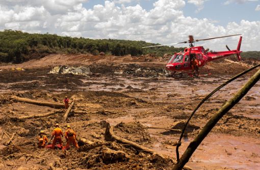 Feuerwehrleute  suchen nach dem Staudammbruch im brasilianischen Brumadinho im Schlamm nach Opfern. Foto: dpa/Rodney Costa