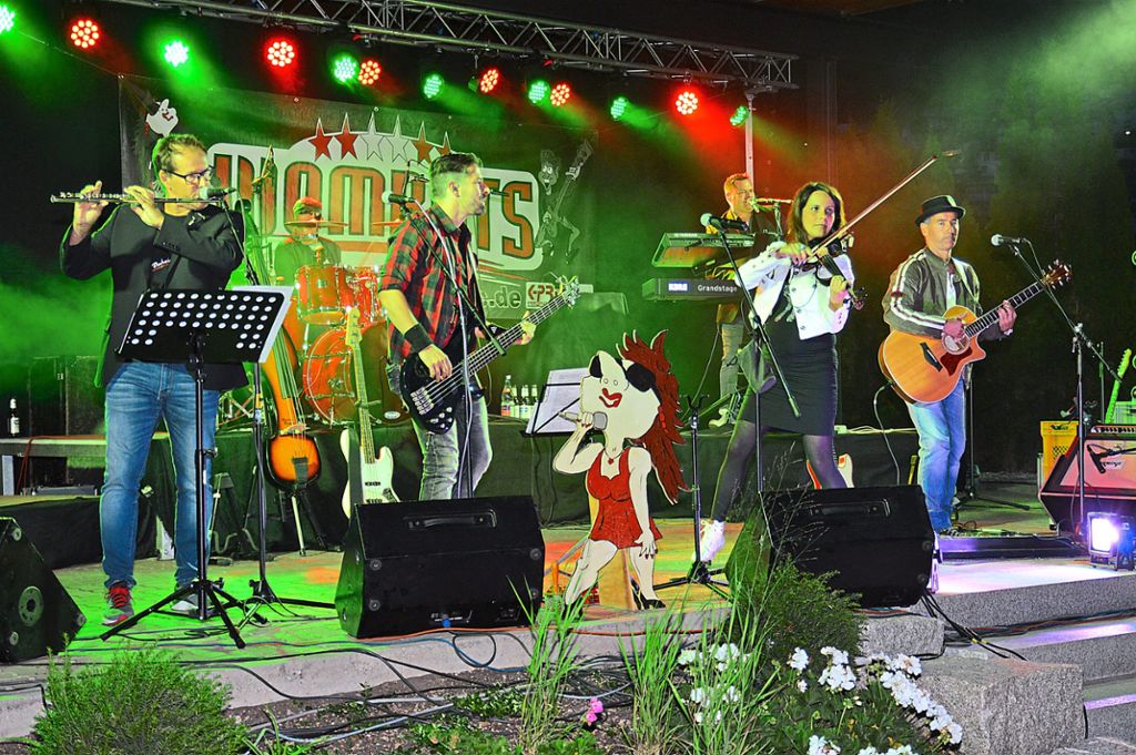 Zum 21. Mal auf der Kurparkbühne: Die Schonacher Band Wombats bildet mit ihrem mitreisenden Auftritt den Höhepunkt des Open-Air-Abends.  Fotos: Nagel