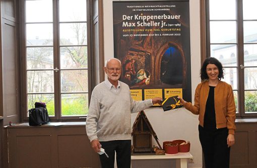 Vor der Krippenszene im Turm von St. Maria von 1957 dankt Dorothee Eisenlohr dem Gestalter der Ausstellung Ulrich Scheller. Foto: Ziechaus