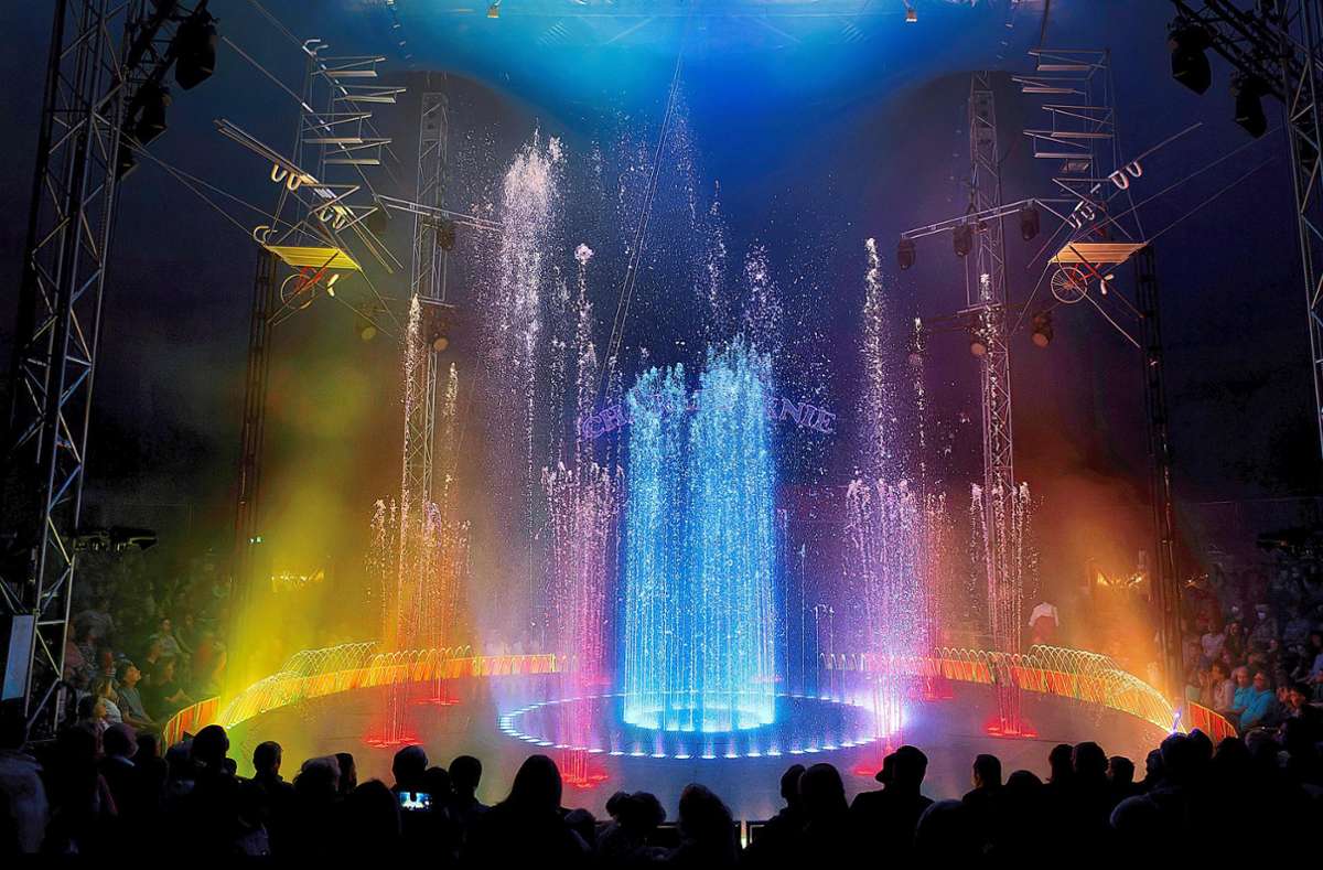 Das Element Wasser spielt im Programm des Zirkus Charles Knie eine wichtige Rolle. Die Show-Bühne transportiert 100 000 Liter Wasser durch 300 Pumpen. Foto: Zirkus Charles Knie