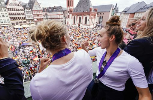 Alexandra Popp (l.) und Lina Magull werden auf dem Balkon des Römer gefeiert. Foto: dpa/Uwe Anspach