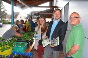 Bürgermeisterkandidat Michael Moosmann (Zweiter von rechts) besuchte mit seiner Freundin Ann-Katrin Reinhardt die Pflanzentauschaktiondes Obst- und Gartenbauvereins als Überraschungsgast, was nicht nur Stefan Ginter (rechts) freute.  Foto: Dold