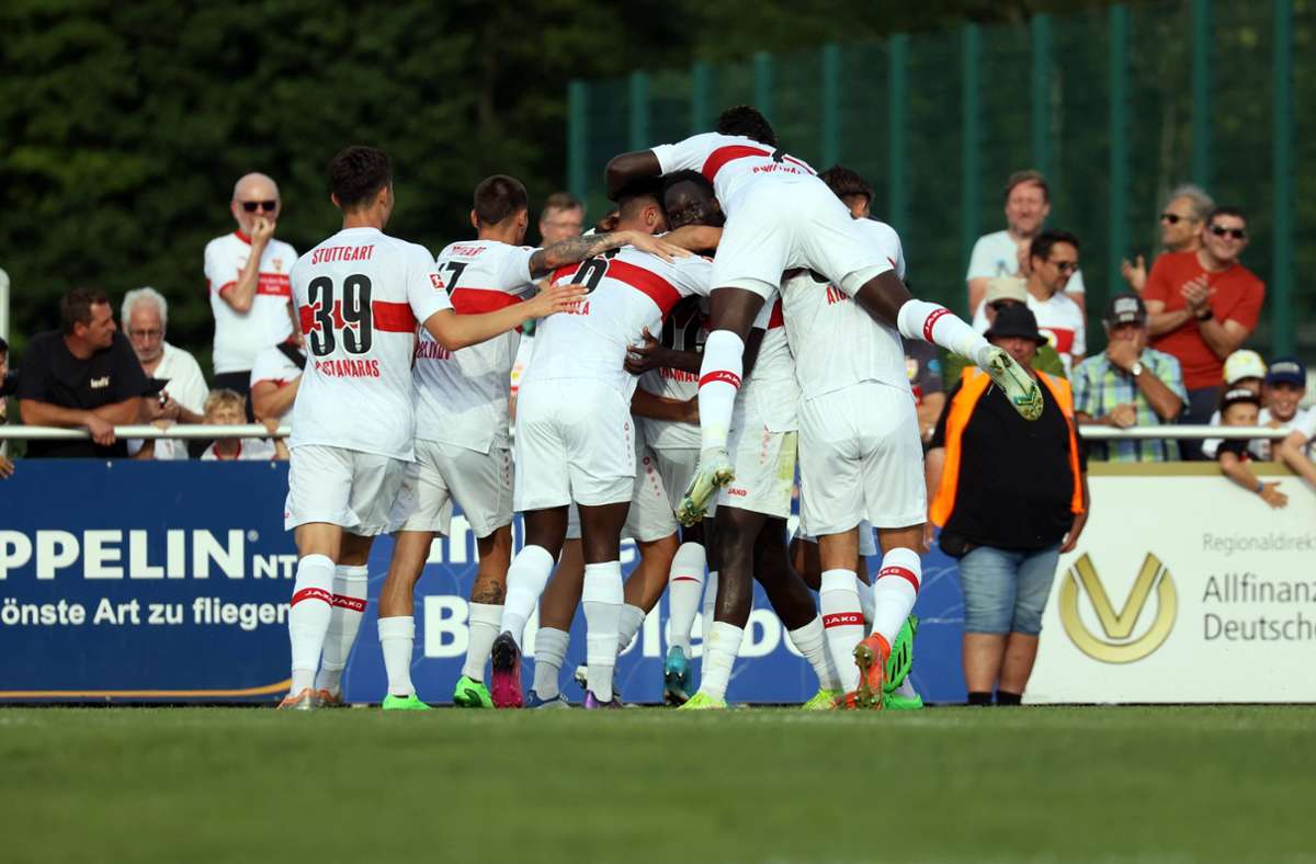 Die VfB-Spieler freuen sich über die Führung. Foto: IMAGO/Sportfoto Rudel/IMAGO/Pressefoto Rudel/Robin Rudel
