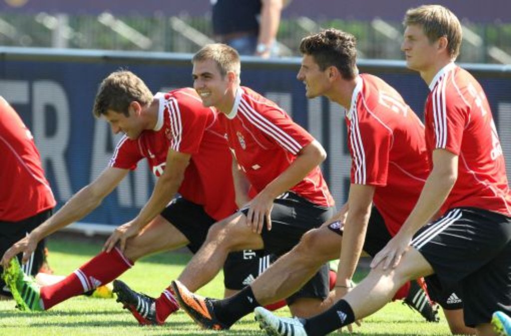 Strecken sich weiter für den FC Bayern: Thomas Müller und Philipp Lahm (beide links) Foto: dpa