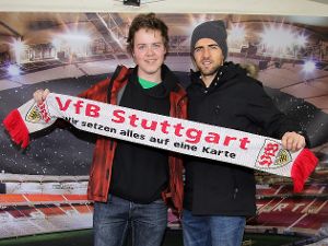 VfB-Spieler Vedad Ibisevic (rechts) mit einem Fan auf dem Weihnachtsmarkt, den der Verein bereits zum zweiten Mal organisiert. Foto: Pressefoto Baumann