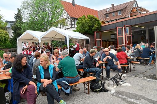 Die Veranstaltung Blasmusik plus Weißwurst zog am Sonntag viele Stammheimer auf den Rathausplatz.  Fotos: Bausch Foto: Schwarzwälder Bote
