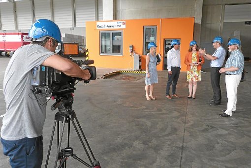 Das Kamerateam vom Al Dschasira filmt Bettina Schuler-Kargoll und Dietmar Kargoll (von links) mit ihren Gästen auf dem Gelände der Firma Schuler Rohstoffe GmbH. Foto: Palik