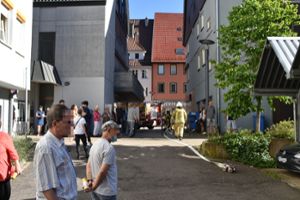 Immer wieder behindern Passanten Einsatzmaßnahmen der Feuerwehr und des Rettungsdienstes, wie hier in Ebingen. Foto: Nölke