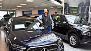 Michael Stahl, Neuwagen-Verkäufer bei Mercedes Hartmann, kann einige Modelle sogar wieder ohne Lieferzeiten anbieten. Foto: Lehmann