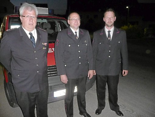 Die Feuerwehrabteilung Ried-öschingen hat eine neue Wehrführung (von links): Reinhold Engesser mit Jürgen Scheyer und Nikolai Kurz vor einem Feuerwehrfahrzeug.   Fotos: Suttheimer Foto: Schwarzwälder-Bote