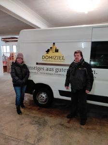 Die Vorstandsmitglieder Nathalie Hahn und Peter Blechmann freuen sich, dass das Sozialkaufhaus  Domiziel  in Frommern hilfsbedürftige Menschen  unterstützen kann.Foto: Privat Foto: Schwarzwälder Bote