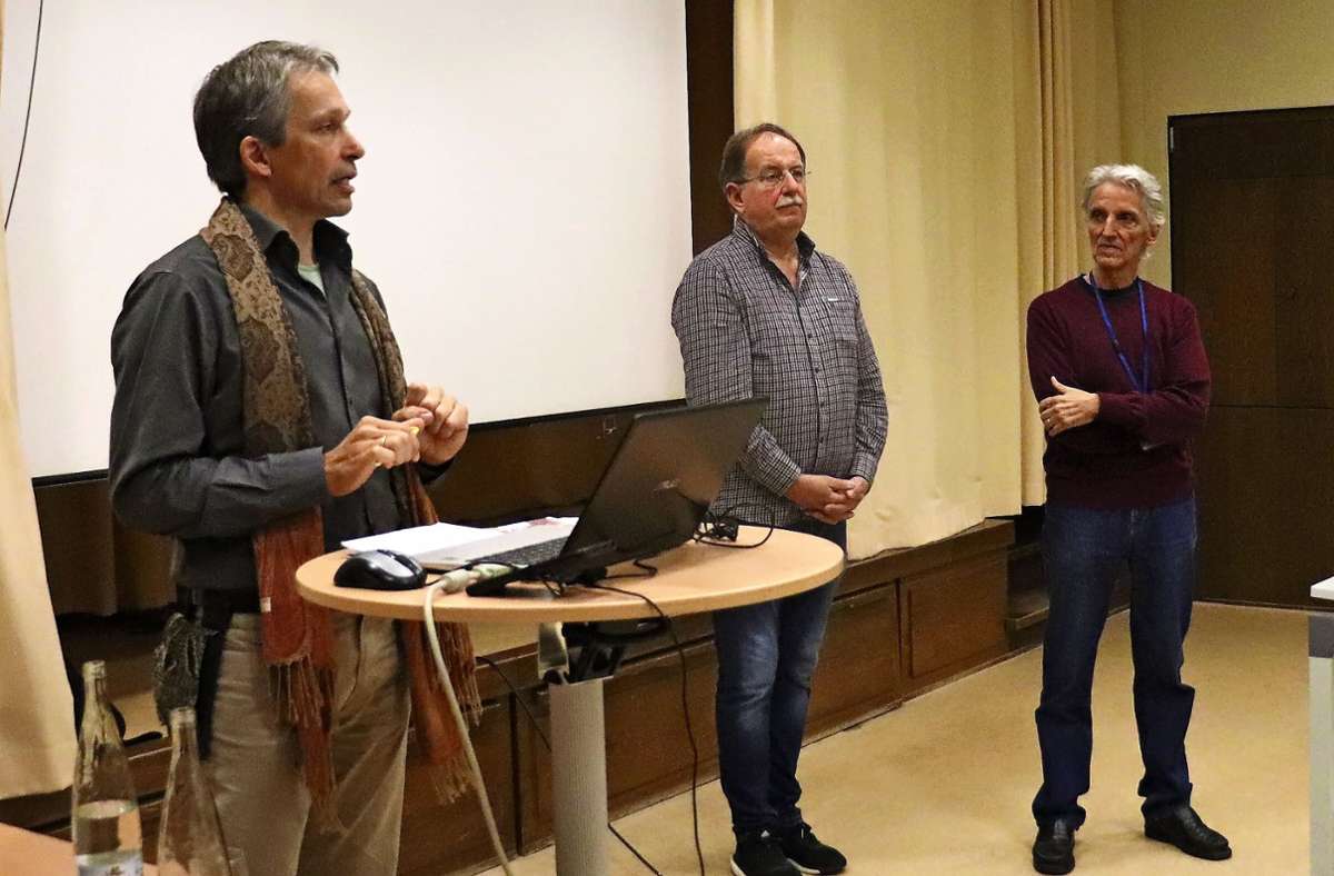Jörn Gutbier (von links), Karl Müller und Arno Schäfer beim Vortrag in Dietersweiler. Foto: Hering