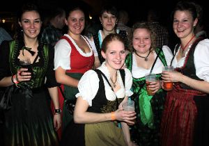Bei den Dirndlknackern: Das Bockbierfest des Musikvereins Jungingen zog fröhliches Publikum in die Festhalle. Foto: Schwager
