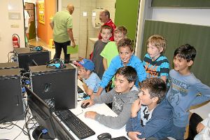 Viele Tuninger Grundschüler nahmen im Computerzimmer Platz. Hier lernen sie den Umgang mit neuen Medien. Foto: Bieberstein Foto: Schwarzwälder-Bote