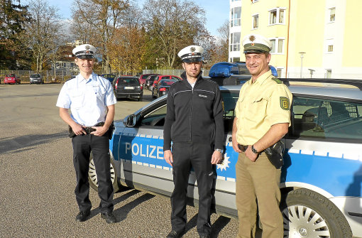 Kai Eggenweiler (von links) und Sascha de Poel tragen die neue blaue Polizei-Uniform. Armin Mayer wird sich die neue Kleidung der Polizei am 9. November überstreifen.   Foto: Klausner