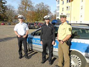 Kai Eggenweiler (von links) und Sascha de Poel tragen die neue blaue Polizei-Uniform. Armin Mayer wird sich die neue Kleidung der Polizei am 9. November überstreifen.   Foto: Klausner