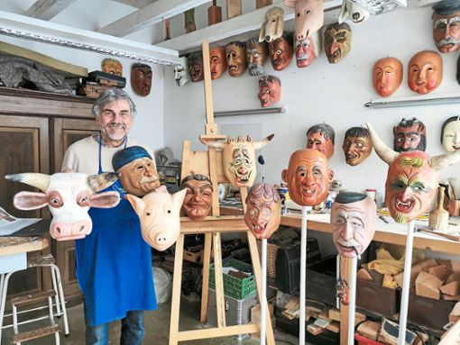 Guido Frietsch liebt es,  in seinem Atelier verschiedene Motive aus Holz zu schnitzen, auch Holzbilder und Kobolde sind schon entstanden. Foto: Frietsch